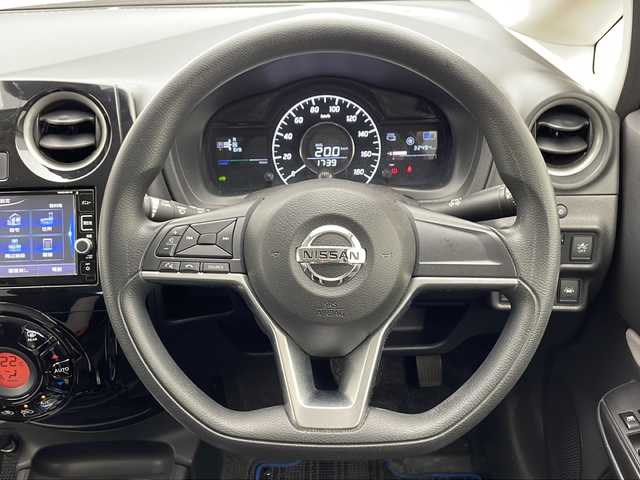 日産 ノート e－パワー X 千葉県 2017(平29)年 3.3万km 白 純正ナビ/・CD DVD BT MUSIC STOCKER USB SD フルセグTV/衝突軽減ブレーキ/車線逸脱防止/全方位カメラ/バックカメラ/デジタルインナーミラー/アイドリングストップ/フルオートエアコン/ETC/フロント/バックソナー/LEDヘッドランプ/オートライト/ドライブレコーダー/ステアリングスイッチ/電動格納ミラー/ウィンカーミラー/ドアバイザー/プッシュスタート