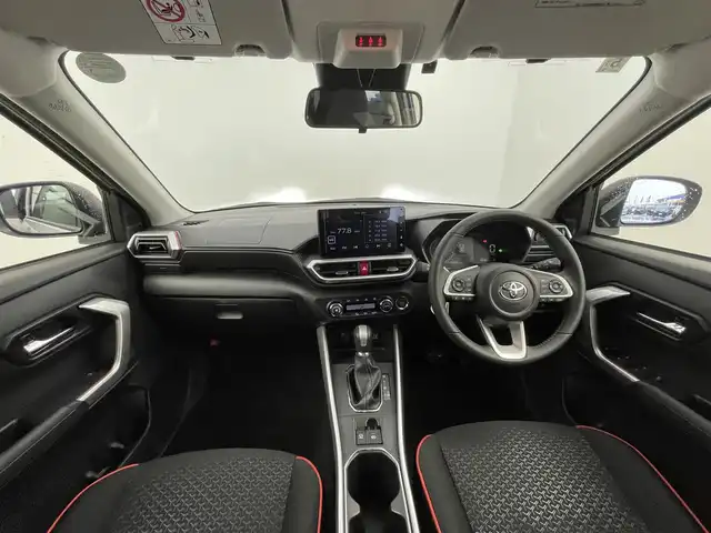 トヨタ ライズ Z 群馬県 2024(令6)年 0.5万km スムースグレーマイカメタリック 純正ディスプレイオーディオ　パノラミックビューモニター　レーダークルーズコントロール　ＢＳＭ　ＬＥＤ　ＡＨＢ　シートヒーター　純正１７インチＡＷ　ステアリングリモコン　ＥＴＣ　スマートキー　禁煙車