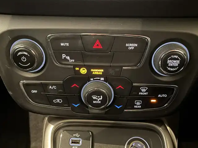 クライスラー・ジープ ジープ コンパス ロンジチュード 静岡県 2018(平30)年 2.2万km パールⅡ U-CONNECTナビ /フルセグＴＶ　ＢＴ　ＵＳＢ　ＡＵＸ /クルコン /Ｒセンサー /スマートキー /プッシュエンジンスタート /ルーフレール /純正１７インチＡＷ /ＥＴＣ２．０ /プライバシーガラス /アイドリングストップ