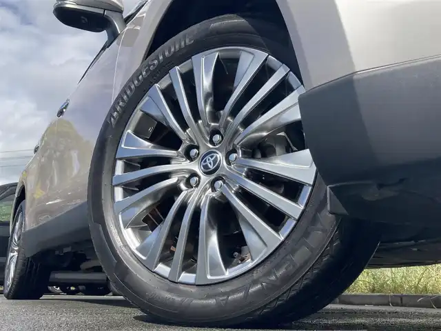 トヨタ ハリアー ハイブリッド Z レザーパッケージ 静岡県 2020(令2)年 6.1万km スティールブロンドM Toyota Safety Sense/純正12.3インチナビ/　AM FM Bluetooth USB AUX/フルセグTV/ビルトインETC2.0/録画機能付きデジタルインナーミラー/LEDオートヘッドランプ/レーダークルーズコントロール/シートヒーター・シートベンチレーション/ハンズフリーパワーバックドア/ステアリングヒーター/純正19インチアルミホイール/前後方クリアランスソナー/ヘッドアップディスプレイ/JBLプレミアムサウンド/アラウンドビューモニター/パワーシート(前席)/ブラックレザーシート