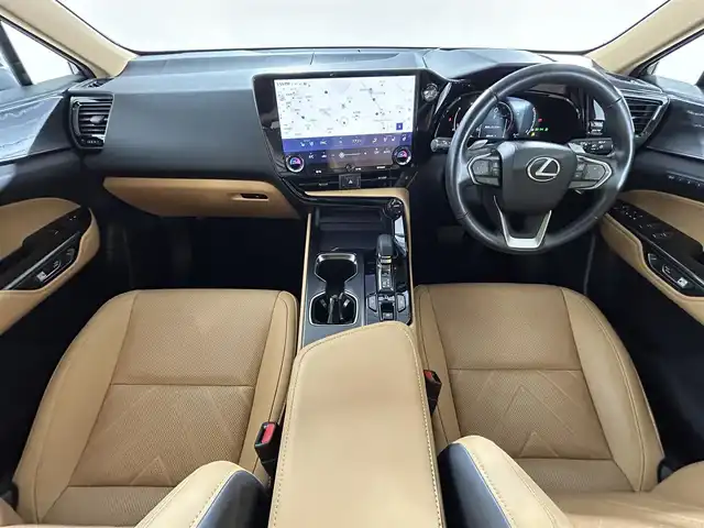 レクサス ＮＸ 250 バージョンL 佐賀県 2023(令5)年 4.2万km ソニッククォーツ 純正14インチディスプレイオーディオ/フルセグTV/Bluetooth/ミラーキャスト/ナビ機能付き/全方位バックカメラ/パノラマサンルーフ/デジタルインナールームミラー/ヘッドアップディスプレイ/衝突被害軽減装置/ブラインドスポットモニター/レーダークルーズコントロール/レーンアシスト/ロードサインアシスト/パーキングサポートブレーキ/オートライト/オートマチックハイビーム/3眼LEDヘッドライト/LEDフォグライト/純正前後ドライブレコーダー/電子パーキング/ブレーキホールド/クリアランスソナー/パワーバックドア/運転席・助手席シートヒーター/運転席・助手席エアシート/運転席・助手席パワーシート/レザーシート/メモリーシート/純正フロアマット/純正20インチアルミホイール/ルーフレール/ISOFIX対応シート