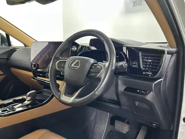 レクサス ＮＸ 250 バージョンL 佐賀県 2023(令5)年 4.2万km ソニッククォーツ 純正14インチディスプレイオーディオ/フルセグTV/Bluetooth/ミラーキャスト/ナビ機能付き/全方位バックカメラ/パノラマサンルーフ/デジタルインナールームミラー/ヘッドアップディスプレイ/衝突被害軽減装置/ブラインドスポットモニター/レーダークルーズコントロール/レーンアシスト/ロードサインアシスト/パーキングサポートブレーキ/オートライト/オートマチックハイビーム/3眼LEDヘッドライト/LEDフォグライト/純正前後ドライブレコーダー/電子パーキング/ブレーキホールド/クリアランスソナー/パワーバックドア/運転席・助手席シートヒーター/運転席・助手席エアシート/運転席・助手席パワーシート/レザーシート/メモリーシート/純正フロアマット/純正20インチアルミホイール/ルーフレール/ISOFIX対応シート