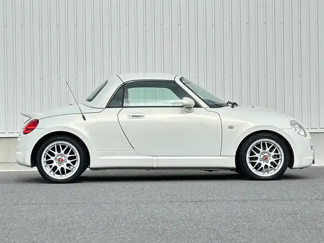 ダイハツ コペン アクティブトップ 群馬県 2004(平16)年 7.5万km ホワイトパールマイカ 社外メモリナビ(CD/DVD/BT/AM/FM)/バックカメラ/前後ドラレコ/赤革シート/シートヒーター/電動オープン/ETC/フォグ/タワーバー/リアスポイラー/momoステアリング