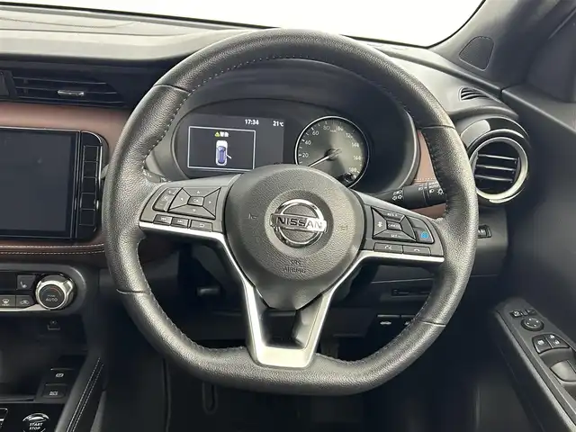 日産 キックス X FOUR スタイルエディション 道央・札幌 2024(令6)年 2.7万km ブリリアントホワイトパール ・４WD/・プロパイロット/・純正SDナビ/・CD/DVD/BT/SD/iPod/フルセグ/・アラウンドビューモニター/・デジタルインナーミラー/・ビルトインETC2.0/・前方＋室内純正ドライブレコーダー/・横滑り防止装置/・衝突軽減ブレーキ/・レーダークルーズコントロール/・レーンキープアシスト/・前後コーナーセンサー/・SOSコール/・LEDヘッドライト/・フォグランプ/・オートライト/・ヘッドライトレベライザー/・純正フロアマット/・レザーシート/・D+N席シートヒーター/・トノカバー/・スペアキー/・保証書・取扱説明書