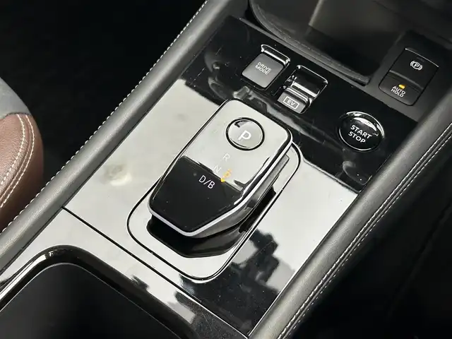 日産 キックス X FOUR スタイルエディション 道央・札幌 2024(令6)年 2.7万km ブリリアントホワイトパール ・４WD/・プロパイロット/・純正SDナビ/・CD/DVD/BT/SD/iPod/フルセグ/・アラウンドビューモニター/・デジタルインナーミラー/・ビルトインETC2.0/・前方＋室内純正ドライブレコーダー/・横滑り防止装置/・衝突軽減ブレーキ/・レーダークルーズコントロール/・レーンキープアシスト/・前後コーナーセンサー/・SOSコール/・LEDヘッドライト/・フォグランプ/・オートライト/・ヘッドライトレベライザー/・純正フロアマット/・レザーシート/・D+N席シートヒーター/・トノカバー/・スペアキー/・保証書・取扱説明書