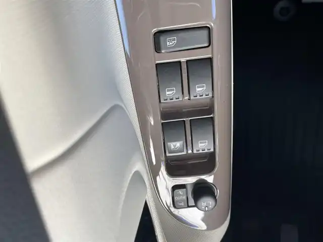 ダイハツ ムーヴ キャンバス X メイクアップ SA Ⅱ 宮崎県 2016(平28)年 4.2万km パールホワイトⅢ/ナチュラルベージュマイカメタリック 2トーン 純正ナビ/（DVD、CD再生機能付き）/アイドリングストップ/パワースタアリング/パワーウィンドウ/エアバックW/プッシュスタート/ドライブレコーダー/純正フロアマット/純正LEDヘッドライト/純正アルミホイール/オートライト機能/横滑り防止装置/衝突被害軽減システム/盗難防止装置/スマートキー/両側スライドドア/電格ミラー/ABS/AAC