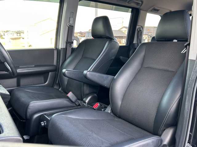 ホンダ ステップワゴン スパーダ Z クールスピリット 富山県 2014(平26)年 8.4万km プレミアムスパークルブラックパール 純正9インチナビ/型式：VXM-145VFNi/【DVD/CD/Bluetooth/ワンセグTV】/純正フリップダウンモニター/型式：VM108N/バックカメラ/両側パワースライドドア/クルーズコントロール/ハーフレザーシート/横滑り防止装置/盗難防止装置/純正17インチAW/ビルトインETC/純正フロアマット/スマートキー