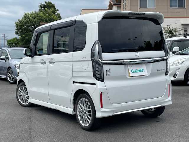 ホンダ Ｎ ＢＯＸ カスタム L ターボ 静岡県 2021(令3)年 3.9万km プラチナホワイトパール ●純正８型ナビ/(フルセグ/CD/DVD/Bluetooth)/●ハーフレザーシート/●前席シートヒーター/●ターボ/●バックカメラ/●追従型クルーズコントロール/●衝突軽減ブレーキ/●レーンキープアシスト/●後方コーナーセンサー/●ＬＥＤヘッドライト＆フォグランプ/●オートライト/●革巻きステアリング/●ステアリングスイッチ/●パドルシフト/●両側電動スライドドア/●ナビ連動型ドライブレコーダー/●ETC/●フロアマット/●ドアバイザー/●スマートキー/●プッシュスタート/●スペアキー×1/●純正15インチアルミホイール/●W＋サイド＋カーテンSRS＋ABS/●保証書/●取扱説明書