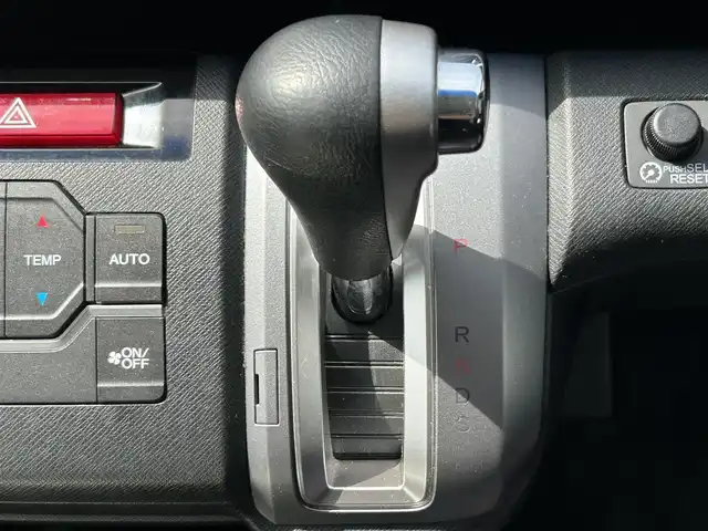 ホンダ ステップワゴン スパーダ Z インターナビセレ 千葉県 2012(平24)年 7.4万km ホワイトオーキッドパール 純正HDDナビ/・CD/DVD/MSV/フルセグTV/ALPINEフリップダウンモニター【TMX-R3000】/両後パワースライドドア/バックカメラ/クルーズコントロール/スマートキー/純正キセノンヘッドライト/フォグランプ/社外ドライブレコーダー/ビルトインETC/パドルシフト/純正17インチアルミホイール/本革巻きステアリング/ドアバイザー/新車時保証書＆取扱説明書