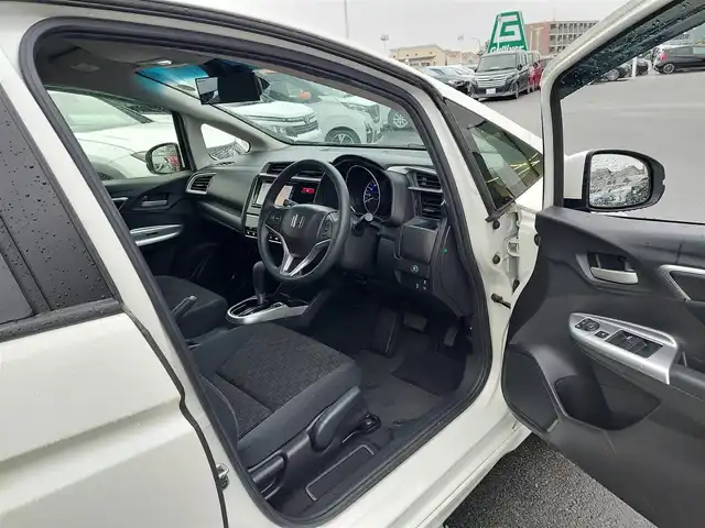 ホンダ フィット 13G Sパッケージ 東京都 2016(平28)年 2.7万km プレミアムホワイトパールⅡ あんしんパッケージ/・シティブレーキアクティブシステム/・横滑り防止装置/プッシュスタート/アイドリングストップ/パドルシフト/クルーズコントロール/純正ナビ/フルセグTV/バックカメラ/ETC/LEDヘッドライト/オートライト/ドアバイザー/15インチ純正アルミホイール