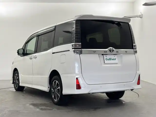 トヨタ ヴォクシー ZS 煌Ⅲ 福井県 2020(令2)年 7.4万km ホワイトパールクリスタルシャイン 純正10インチナビ/(フルセグTV/BT/CD/DVD/FM/AM)/純正フロアマット/バックカメラ/ドライブレコーダー/衝突被害軽減システム/車線逸脱警報/クルーズコントロール/ハーフレザーシート/両側パワースライドドア/横滑り防止装置/ビルトインETC/アイドリングストップ/LEDヘッドライト/フォグランプ/オートライト/ウィンカーミラー/電動格納ミラー/純正16インチAW/シートリフター/プッシュスタート/スマートキー/ドアバイザー/スペアキー×1/保証書/取扱説明書