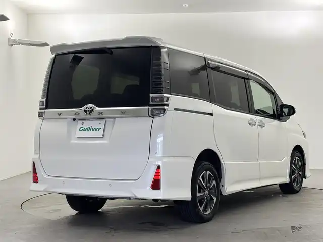 トヨタ ヴォクシー ZS 煌Ⅲ 福井県 2020(令2)年 7.4万km ホワイトパールクリスタルシャイン 純正10インチナビ/(フルセグTV/BT/CD/DVD/FM/AM)/純正フロアマット/バックカメラ/ドライブレコーダー/衝突被害軽減システム/車線逸脱警報/クルーズコントロール/ハーフレザーシート/両側パワースライドドア/横滑り防止装置/ビルトインETC/アイドリングストップ/LEDヘッドライト/フォグランプ/オートライト/ウィンカーミラー/電動格納ミラー/純正16インチAW/シートリフター/プッシュスタート/スマートキー/ドアバイザー/スペアキー×1/保証書/取扱説明書