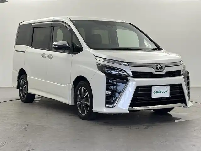 トヨタ ヴォクシー ZS 煌Ⅲ 福井県 2020(令2)年 7.4万km ホワイトパールクリスタルシャイン 純正10インチナビ/(フルセグTV/BT/CD/DVD/FM/AM)/純正フロアマット/バックカメラ/ドライブレコーダー/衝突被害軽減システム/車線逸脱警報/クルーズコントロール/ハーフレザーシート/両側パワースライドドア/横滑り防止装置/ビルトインETC/アイドリングストップ/LEDヘッドライト/フォグランプ/オートライト/ウィンカーミラー/電動格納ミラー/純正16インチAW/シートリフター/プッシュスタート/スマートキー/ドアバイザー/スペアキー×1/保証書/取扱説明書