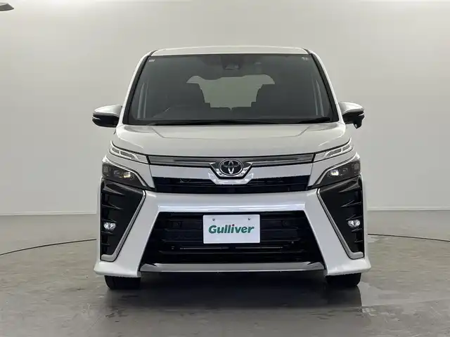 トヨタ ヴォクシー ZS 煌Ⅲ 福井県 2020(令2)年 7.4万km ホワイトパールクリスタルシャイン 純正10インチナビ/(フルセグTV/BT/CD/DVD/FM/AM)/純正フロアマット/バックカメラ/ドライブレコーダー/衝突被害軽減システム/車線逸脱警報/クルーズコントロール/ハーフレザーシート/両側パワースライドドア/横滑り防止装置/ビルトインETC/アイドリングストップ/LEDヘッドライト/フォグランプ/オートライト/ウィンカーミラー/電動格納ミラー/純正16インチAW/シートリフター/プッシュスタート/スマートキー/ドアバイザー/スペアキー×1/保証書/取扱説明書
