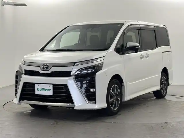 トヨタ ヴォクシー ZS 煌Ⅲ 福井県 2020(令2)年 7.4万km ホワイトパールクリスタルシャイン 純正10インチナビ/(フルセグTV/BT/CD/DVD/FM/AM)/純正フロアマット/バックカメラ/ドライブレコーダー/衝突被害軽減システム/車線逸脱警報/クルーズコントロール/ハーフレザーシート/両側パワースライドドア/横滑り防止装置/ビルトインETC/アイドリングストップ/LEDヘッドライト/フォグランプ/オートライト/ウィンカーミラー/電動格納ミラー/純正16インチAW/シートリフター/プッシュスタート/スマートキー/ドアバイザー/スペアキー×1/保証書/取扱説明書