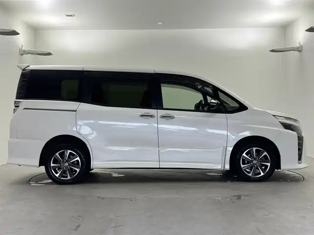 トヨタ ヴォクシー ZS 煌Ⅲ 福井県 2020(令2)年 7.4万km ホワイトパールクリスタルシャイン 純正10インチナビ/(フルセグTV/BT/CD/DVD/FM/AM)/純正フロアマット/バックカメラ/ドライブレコーダー/衝突被害軽減システム/車線逸脱警報/クルーズコントロール/ハーフレザーシート/両側パワースライドドア/横滑り防止装置/ビルトインETC/アイドリングストップ/LEDヘッドライト/フォグランプ/オートライト/ウィンカーミラー/電動格納ミラー/純正16インチAW/シートリフター/プッシュスタート/スマートキー/ドアバイザー/スペアキー×1/保証書/取扱説明書
