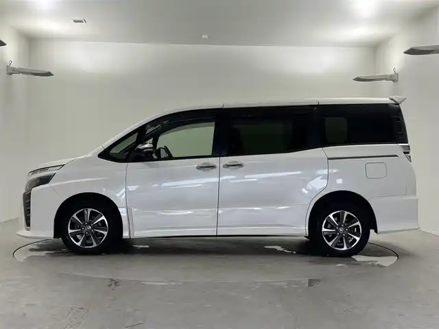 トヨタ ヴォクシー ZS 煌Ⅲ 福井県 2020(令2)年 7.4万km ホワイトパールクリスタルシャイン 純正10インチナビ/(フルセグTV/BT/CD/DVD/FM/AM)/純正フロアマット/バックカメラ/ドライブレコーダー/衝突被害軽減システム/車線逸脱警報/クルーズコントロール/ハーフレザーシート/両側パワースライドドア/横滑り防止装置/ビルトインETC/アイドリングストップ/LEDヘッドライト/フォグランプ/オートライト/ウィンカーミラー/電動格納ミラー/純正16インチAW/シートリフター/プッシュスタート/スマートキー/ドアバイザー/スペアキー×1/保証書/取扱説明書