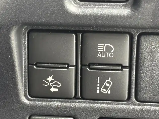 トヨタ ヴォクシー ZS 煌Ⅲ 福井県 2020(令2)年 7.4万km ホワイトパールクリスタルシャイン 純正10インチナビ/(フルセグTV/BT/CD/DVD/FM/AM)/純正フロアマット/バックカメラ/ドライブレコーダー/衝突被害軽減システム/車線逸脱警報/クルーズコントロール/ハーフレザーシート/両側パワースライドドア/横滑り防止装置/ビルトインETC/アイドリングストップ/LEDヘッドライト/フォグランプ/オートライト/ウィンカーミラー/電動格納ミラー/純正16インチAW/シートリフター/プッシュスタート/スマートキー/ドアバイザー/スペアキー×1/保証書/取扱説明書