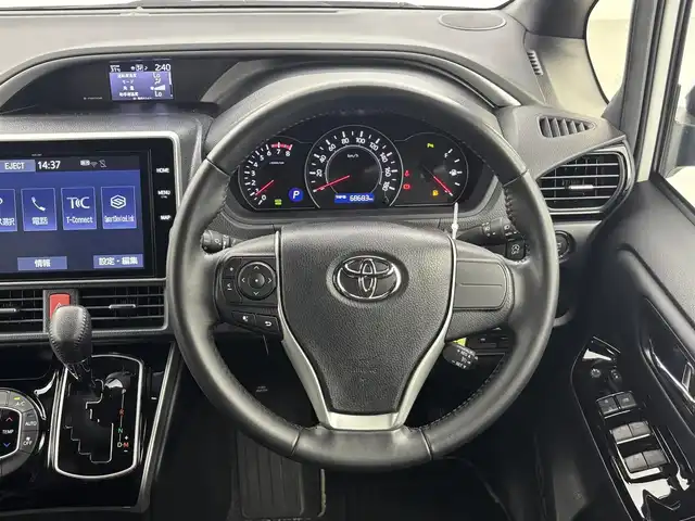 トヨタ ヴォクシー ZS 煌Ⅲ 福井県 2020(令2)年 7.4万km ホワイトパールクリスタルシャイン 純正10インチナビ/(フルセグTV/BT/CD/DVD/FM/AM)/純正フロアマット/バックカメラ/ドライブレコーダー/衝突被害軽減システム/車線逸脱警報/クルーズコントロール/ハーフレザーシート/両側パワースライドドア/横滑り防止装置/ビルトインETC/アイドリングストップ/LEDヘッドライト/フォグランプ/オートライト/ウィンカーミラー/電動格納ミラー/純正16インチAW/シートリフター/プッシュスタート/スマートキー/ドアバイザー/スペアキー×1/保証書/取扱説明書