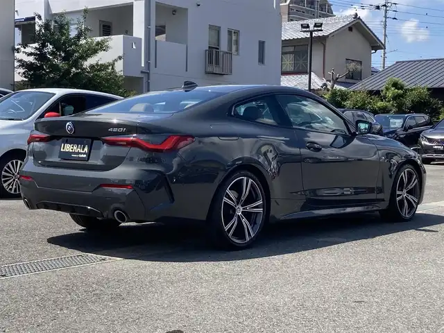 ＢＭＷ ４２０ｉ クーペ Mスポーツ 熊本県 2022(令4)年 3.4万km グレー ・スマートキー/・プッシュスタート/・インテリジェントセーフティ/・PDC自動起動/・アクティブPDC緊急ブレーキ/・パーキングアシスト/・注意喚起アシスタント/・速度アシスト/・クルーズコントロール(追従式)/・茶革シート/・前席パワーシート/・前席シートヒーター /・純正HDDナビ/　【Bluetooth・USB・AppleCarPlay】/・バックカメラ/・ETC/・ドライブレコーダー(前後録画)/・ワイヤレス充電/・LEDヘッドランプ/・純正マット/・保証書/取説
