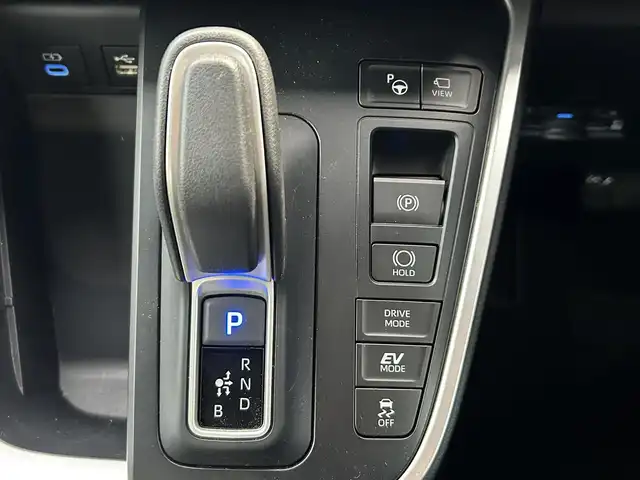 トヨタ ヴォクシー ハイブリッド S－Z 宮城県 2025(令7)年 0.5万km ホワイトパールクリスタルシャイン ディスプレイオーディオプラス/・コネクティッドナビ対応10.5インチディスプレイオーディオ/・車載メモリーナビ/・CD/DVD/・地デジTV/・USB/HDMI/・AppleCarPlay/AndroidAuto/・ETC2.0/トヨタチームメイト/・アドバンストパーク/・パーキングサポートブレーキ（周囲静止物/後方歩行者）/・パノラミックビューモニター/・エレクトロシフトマチック/プロジェクター式LEDヘッドランプ/デイライト/アダプティブハイビームシステム/寒冷地仕様/＝＝＝/BLITZ車高調/セーフティセンス/・プリクラッシュセーフティ/・レーントレーシングアシスト/・レーンディパーチャーアラート/・レーダークルーズコントロール/・オートマチックハイビーム/・ロードサインアシスト/・ドライバー異常時対応システム/・プロアクティブドライビングアシスト/・発進遅れ告知機能/パーキングサポートブレーキ（前後方静止物）/AC100V/1500W/両側パワースライドドア/ハーフレザー/シートヒーター/電動パーキングブレーキ/ブレーキホールド/純正17インチAW/W/サイド/カーテンエアバッグ