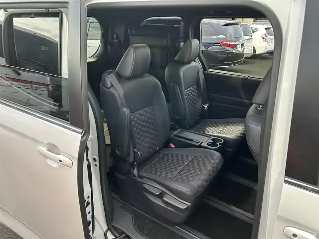 トヨタ ヴォクシー ハイブリッド S－Z 宮城県 2025(令7)年 0.5万km ホワイトパールクリスタルシャイン ディスプレイオーディオプラス/・コネクティッドナビ対応10.5インチディスプレイオーディオ/・車載メモリーナビ/・CD/DVD/・地デジTV/・USB/HDMI/・AppleCarPlay/AndroidAuto/・ETC2.0/トヨタチームメイト/・アドバンストパーク/・パーキングサポートブレーキ（周囲静止物/後方歩行者）/・パノラミックビューモニター/・エレクトロシフトマチック/プロジェクター式LEDヘッドランプ/デイライト/アダプティブハイビームシステム/寒冷地仕様/＝＝＝/BLITZ車高調/セーフティセンス/・プリクラッシュセーフティ/・レーントレーシングアシスト/・レーンディパーチャーアラート/・レーダークルーズコントロール/・オートマチックハイビーム/・ロードサインアシスト/・ドライバー異常時対応システム/・プロアクティブドライビングアシスト/・発進遅れ告知機能/パーキングサポートブレーキ（前後方静止物）/AC100V/1500W/両側パワースライドドア/ハーフレザー/シートヒーター/電動パーキングブレーキ/ブレーキホールド/純正17インチAW/W/サイド/カーテンエアバッグ