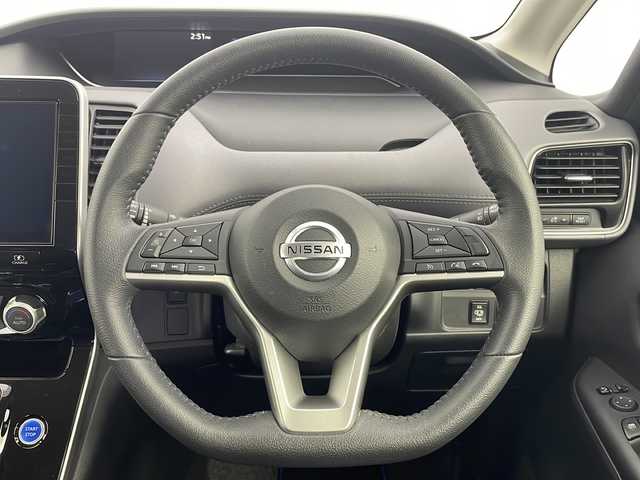 日産 セレナ e－パワー ハイウェイスター V 新潟県 2020(令2)年 7.3万km ブリリアントホワイトパール 　メモリナビ/　フルセグテレビ/　バックカメラ/　フリップダウンモニター/　両側パワースライドドア/　ETC2.0/　ドライブレコーダー/　LEDヘッドライト/　アラウンドビューモニター/　アイドリングストップ/　ウィンカーミラー/　クルーズコントロール/　プッシュスタート