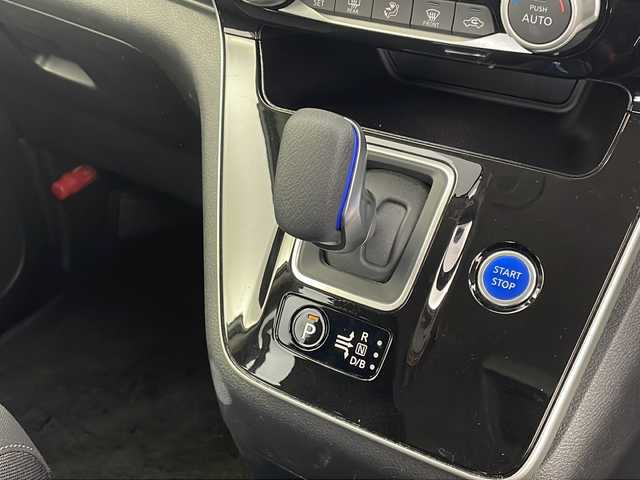 日産 セレナ e－パワー ハイウェイスター V 新潟県 2020(令2)年 7.3万km ブリリアントホワイトパール 　メモリナビ/　フルセグテレビ/　バックカメラ/　フリップダウンモニター/　両側パワースライドドア/　ETC2.0/　ドライブレコーダー/　LEDヘッドライト/　アラウンドビューモニター/　アイドリングストップ/　ウィンカーミラー/　クルーズコントロール/　プッシュスタート