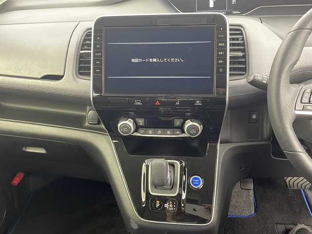 日産 セレナ e－パワー ハイウェイスター V 新潟県 2020(令2)年 7.3万km ブリリアントホワイトパール 　メモリナビ/　フルセグテレビ/　バックカメラ/　フリップダウンモニター/　両側パワースライドドア/　ETC2.0/　ドライブレコーダー/　LEDヘッドライト/　アラウンドビューモニター/　アイドリングストップ/　ウィンカーミラー/　クルーズコントロール/　プッシュスタート