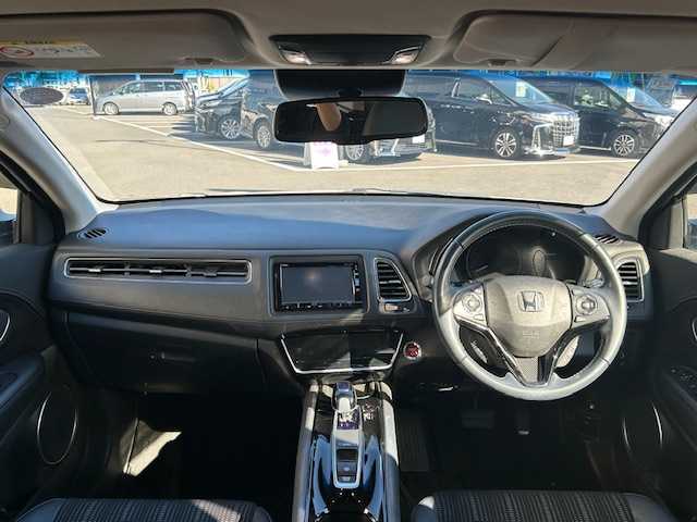 ホンダ ヴェゼル ハイブリッド Z ホンダセンシング 宮城県 2017(平29)年 4.5万km ホワイトオーキッドパール 登録時走行距離44129km/純正SDナビ/AM・FM・TV・Bluetooth・CD・DVD/バックカメラ/デュアルエアコン/クルーズコントロール（追従有）/衝突軽減システム/レーンキープアシスト/ETC/シートヒーター（D＋N席）/ワイパーデアイサー/プッシュスタート/スペアキー有/ウインカーミラー/ドアバイザー/電動格納ミラー/純正フロアマット/純正アルミホイール/ハーフレザーシート/電動格納ミラー