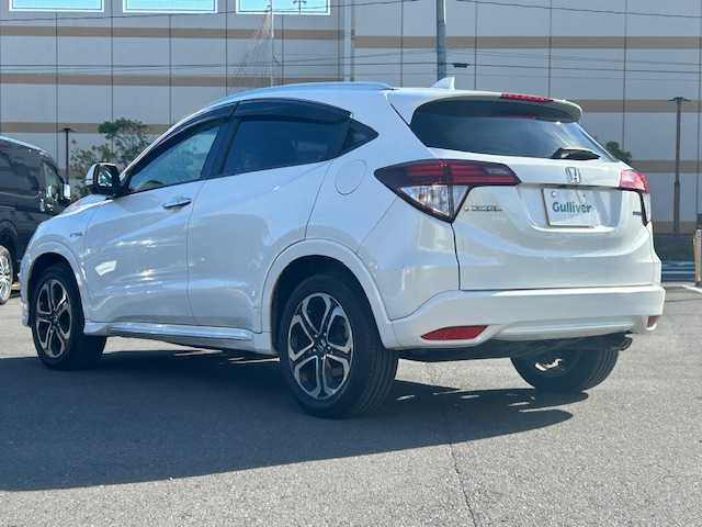 ホンダ ヴェゼル ハイブリッド Z ホンダセンシング 宮城県 2017(平29)年 4.5万km ホワイトオーキッドパール 登録時走行距離44129km/純正SDナビ/AM・FM・TV・Bluetooth・CD・DVD/バックカメラ/デュアルエアコン/クルーズコントロール（追従有）/衝突軽減システム/レーンキープアシスト/ETC/シートヒーター（D＋N席）/ワイパーデアイサー/プッシュスタート/スペアキー有/ウインカーミラー/ドアバイザー/電動格納ミラー/純正フロアマット/純正アルミホイール/ハーフレザーシート/電動格納ミラー