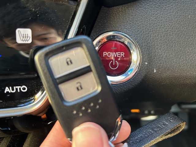 ホンダ ヴェゼル ハイブリッド Z ホンダセンシング 宮城県 2017(平29)年 4.5万km ホワイトオーキッドパール 登録時走行距離44129km/純正SDナビ/AM・FM・TV・Bluetooth・CD・DVD/バックカメラ/デュアルエアコン/クルーズコントロール（追従有）/衝突軽減システム/レーンキープアシスト/ETC/シートヒーター（D＋N席）/ワイパーデアイサー/プッシュスタート/スペアキー有/ウインカーミラー/ドアバイザー/電動格納ミラー/純正フロアマット/純正アルミホイール/ハーフレザーシート/電動格納ミラー