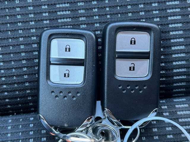 ホンダ ヴェゼル ハイブリッド Z ホンダセンシング 宮城県 2017(平29)年 4.5万km ホワイトオーキッドパール 登録時走行距離44129km/純正SDナビ/AM・FM・TV・Bluetooth・CD・DVD/バックカメラ/デュアルエアコン/クルーズコントロール（追従有）/衝突軽減システム/レーンキープアシスト/ETC/シートヒーター（D＋N席）/ワイパーデアイサー/プッシュスタート/スペアキー有/ウインカーミラー/ドアバイザー/電動格納ミラー/純正フロアマット/純正アルミホイール/ハーフレザーシート/電動格納ミラー