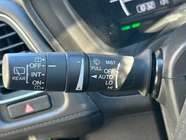 ホンダ ヴェゼル ハイブリッド Z ホンダセンシング 宮城県 2017(平29)年 4.5万km ホワイトオーキッドパール 登録時走行距離44129km/純正SDナビ/AM・FM・TV・Bluetooth・CD・DVD/バックカメラ/デュアルエアコン/クルーズコントロール（追従有）/衝突軽減システム/レーンキープアシスト/ETC/シートヒーター（D＋N席）/ワイパーデアイサー/プッシュスタート/スペアキー有/ウインカーミラー/ドアバイザー/電動格納ミラー/純正フロアマット/純正アルミホイール/ハーフレザーシート/電動格納ミラー