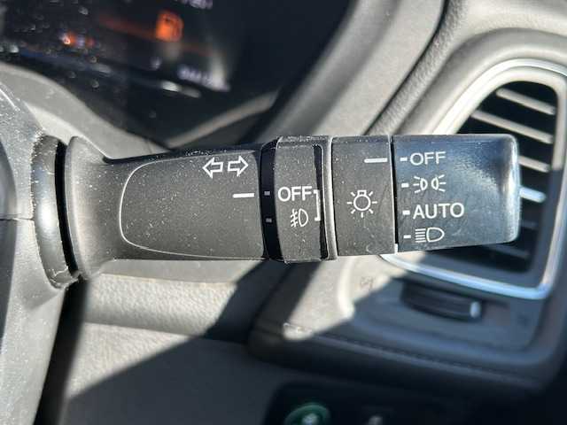 ホンダ ヴェゼル ハイブリッド Z ホンダセンシング 宮城県 2017(平29)年 4.5万km ホワイトオーキッドパール 登録時走行距離44129km/純正SDナビ/AM・FM・TV・Bluetooth・CD・DVD/バックカメラ/デュアルエアコン/クルーズコントロール（追従有）/衝突軽減システム/レーンキープアシスト/ETC/シートヒーター（D＋N席）/ワイパーデアイサー/プッシュスタート/スペアキー有/ウインカーミラー/ドアバイザー/電動格納ミラー/純正フロアマット/純正アルミホイール/ハーフレザーシート/電動格納ミラー