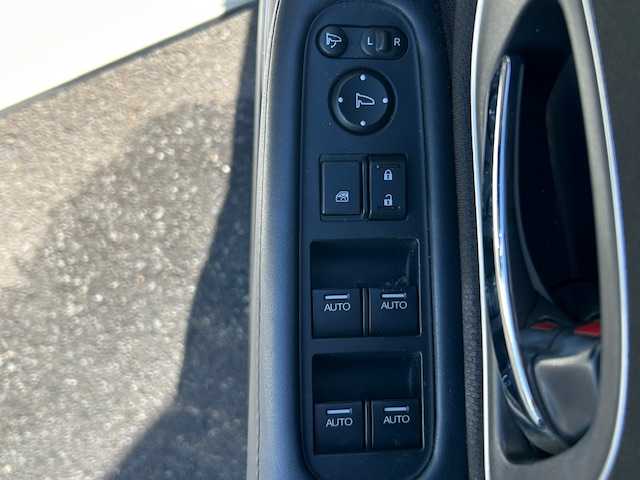 ホンダ ヴェゼル ハイブリッド Z ホンダセンシング 宮城県 2017(平29)年 4.5万km ホワイトオーキッドパール 登録時走行距離44129km/純正SDナビ/AM・FM・TV・Bluetooth・CD・DVD/バックカメラ/デュアルエアコン/クルーズコントロール（追従有）/衝突軽減システム/レーンキープアシスト/ETC/シートヒーター（D＋N席）/ワイパーデアイサー/プッシュスタート/スペアキー有/ウインカーミラー/ドアバイザー/電動格納ミラー/純正フロアマット/純正アルミホイール/ハーフレザーシート/電動格納ミラー