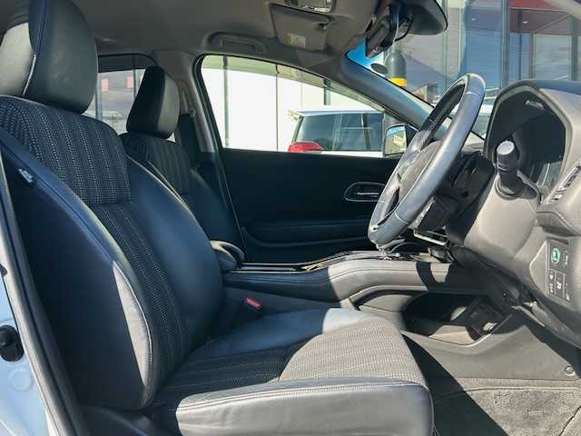 ホンダ ヴェゼル ハイブリッド Z ホンダセンシング 宮城県 2017(平29)年 4.5万km ホワイトオーキッドパール 登録時走行距離44129km/純正SDナビ/AM・FM・TV・Bluetooth・CD・DVD/バックカメラ/デュアルエアコン/クルーズコントロール（追従有）/衝突軽減システム/レーンキープアシスト/ETC/シートヒーター（D＋N席）/ワイパーデアイサー/プッシュスタート/スペアキー有/ウインカーミラー/ドアバイザー/電動格納ミラー/純正フロアマット/純正アルミホイール/ハーフレザーシート/電動格納ミラー