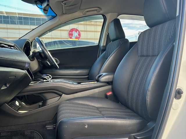 ホンダ ヴェゼル ハイブリッド Z ホンダセンシング 宮城県 2017(平29)年 4.5万km ホワイトオーキッドパール 登録時走行距離44129km/純正SDナビ/AM・FM・TV・Bluetooth・CD・DVD/バックカメラ/デュアルエアコン/クルーズコントロール（追従有）/衝突軽減システム/レーンキープアシスト/ETC/シートヒーター（D＋N席）/ワイパーデアイサー/プッシュスタート/スペアキー有/ウインカーミラー/ドアバイザー/電動格納ミラー/純正フロアマット/純正アルミホイール/ハーフレザーシート/電動格納ミラー