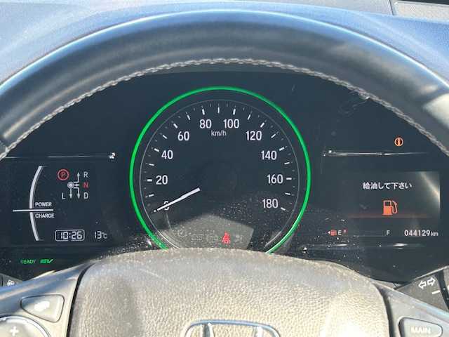 ホンダ ヴェゼル ハイブリッド Z ホンダセンシング 宮城県 2017(平29)年 4.5万km ホワイトオーキッドパール 登録時走行距離44129km/純正SDナビ/AM・FM・TV・Bluetooth・CD・DVD/バックカメラ/デュアルエアコン/クルーズコントロール（追従有）/衝突軽減システム/レーンキープアシスト/ETC/シートヒーター（D＋N席）/ワイパーデアイサー/プッシュスタート/スペアキー有/ウインカーミラー/ドアバイザー/電動格納ミラー/純正フロアマット/純正アルミホイール/ハーフレザーシート/電動格納ミラー