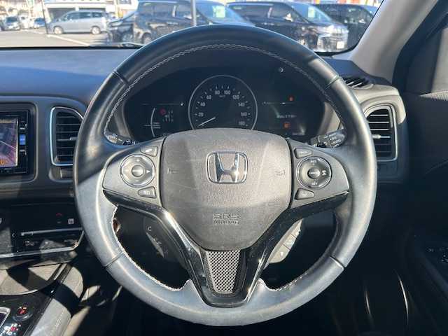 ホンダ ヴェゼル ハイブリッド Z ホンダセンシング 宮城県 2017(平29)年 4.5万km ホワイトオーキッドパール 登録時走行距離44129km/純正SDナビ/AM・FM・TV・Bluetooth・CD・DVD/バックカメラ/デュアルエアコン/クルーズコントロール（追従有）/衝突軽減システム/レーンキープアシスト/ETC/シートヒーター（D＋N席）/ワイパーデアイサー/プッシュスタート/スペアキー有/ウインカーミラー/ドアバイザー/電動格納ミラー/純正フロアマット/純正アルミホイール/ハーフレザーシート/電動格納ミラー