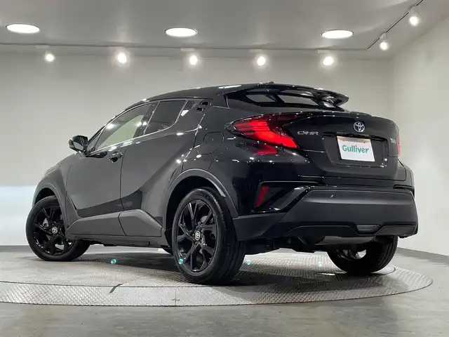 トヨタ Ｃ－ＨＲ G モード ネロ セーフティプラス 愛知県 2021(令3)年 2万km ブラックマイカ 純正8インチディスプレイオーディオ/衝突軽減ブレーキ/パノラミックビューモニター/レーダークルーズコントロール/100V電源/ビルトインETC2.0/シートヒーター/LEDヘッドライト/ドライブレコーダー/ブラインドスポットモニター/フルセグTV/Bluetooth/コーナーセンサー/レーンキープアシスト/オートハイビーム/プッシュスタート/USB接続/スマートキー/ミュージックプレイヤー接続/純正フロアマット/純正アルミホイール/オートライト/禁煙車/後期モデル/ハーフレザーシート/ウィンカーミラー/電動格納ミラー/フォグランプ/ランバーサポート/ステアリングリモコン/横滑り防止装置/電動パーキングブレーキ/オートブレーキホールド/オートエアコン/先行車発進告知/ロードサインアシスト