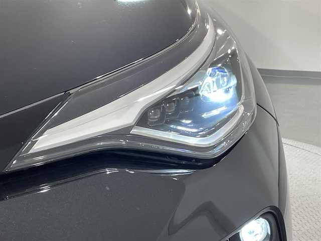 トヨタ Ｃ－ＨＲ G モード ネロ セーフティプラス 愛知県 2021(令3)年 2万km ブラックマイカ 純正8インチディスプレイオーディオ/衝突軽減ブレーキ/パノラミックビューモニター/レーダークルーズコントロール/100V電源/ビルトインETC2.0/シートヒーター/LEDヘッドライト/ドライブレコーダー/ブラインドスポットモニター/フルセグTV/Bluetooth/コーナーセンサー/レーンキープアシスト/オートハイビーム/プッシュスタート/USB接続/スマートキー/ミュージックプレイヤー接続/純正フロアマット/純正アルミホイール/オートライト/禁煙車/後期モデル/ハーフレザーシート/ウィンカーミラー/電動格納ミラー/フォグランプ/ランバーサポート/ステアリングリモコン/横滑り防止装置/電動パーキングブレーキ/オートブレーキホールド/オートエアコン/先行車発進告知/ロードサインアシスト