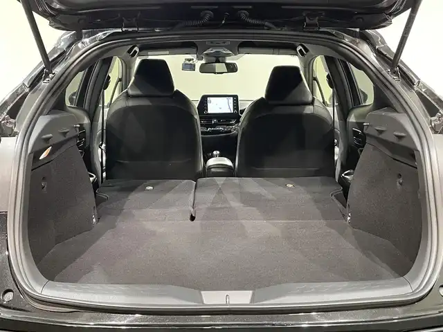 トヨタ Ｃ－ＨＲ G モード ネロ セーフティプラス 愛知県 2021(令3)年 2万km ブラックマイカ 純正8インチディスプレイオーディオ/衝突軽減ブレーキ/パノラミックビューモニター/レーダークルーズコントロール/100V電源/ビルトインETC2.0/シートヒーター/LEDヘッドライト/ドライブレコーダー/ブラインドスポットモニター/フルセグTV/Bluetooth/コーナーセンサー/レーンキープアシスト/オートハイビーム/プッシュスタート/USB接続/スマートキー/ミュージックプレイヤー接続/純正フロアマット/純正アルミホイール/オートライト/禁煙車/後期モデル/ハーフレザーシート/ウィンカーミラー/電動格納ミラー/フォグランプ/ランバーサポート/ステアリングリモコン/横滑り防止装置/電動パーキングブレーキ/オートブレーキホールド/オートエアコン/先行車発進告知/ロードサインアシスト