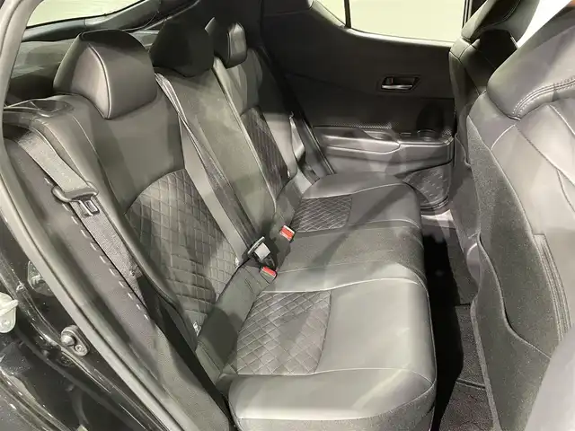 トヨタ Ｃ－ＨＲ G モード ネロ セーフティプラス 愛知県 2021(令3)年 2万km ブラックマイカ 純正8インチディスプレイオーディオ/衝突軽減ブレーキ/パノラミックビューモニター/レーダークルーズコントロール/100V電源/ビルトインETC2.0/シートヒーター/LEDヘッドライト/ドライブレコーダー/ブラインドスポットモニター/フルセグTV/Bluetooth/コーナーセンサー/レーンキープアシスト/オートハイビーム/プッシュスタート/USB接続/スマートキー/ミュージックプレイヤー接続/純正フロアマット/純正アルミホイール/オートライト/禁煙車/後期モデル/ハーフレザーシート/ウィンカーミラー/電動格納ミラー/フォグランプ/ランバーサポート/ステアリングリモコン/横滑り防止装置/電動パーキングブレーキ/オートブレーキホールド/オートエアコン/先行車発進告知/ロードサインアシスト