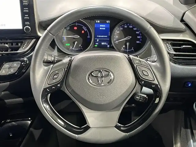 トヨタ Ｃ－ＨＲ G モード ネロ セーフティプラス 愛知県 2021(令3)年 2万km ブラックマイカ 純正8インチディスプレイオーディオ/衝突軽減ブレーキ/パノラミックビューモニター/レーダークルーズコントロール/100V電源/ビルトインETC2.0/シートヒーター/LEDヘッドライト/ドライブレコーダー/ブラインドスポットモニター/フルセグTV/Bluetooth/コーナーセンサー/レーンキープアシスト/オートハイビーム/プッシュスタート/USB接続/スマートキー/ミュージックプレイヤー接続/純正フロアマット/純正アルミホイール/オートライト/禁煙車/後期モデル/ハーフレザーシート/ウィンカーミラー/電動格納ミラー/フォグランプ/ランバーサポート/ステアリングリモコン/横滑り防止装置/電動パーキングブレーキ/オートブレーキホールド/オートエアコン/先行車発進告知/ロードサインアシスト