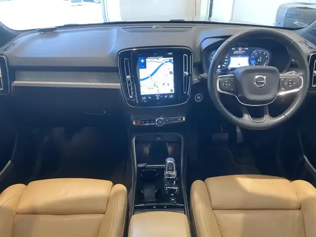 ボルボ ＸＣ４０ T4 AWD インスクリプション 熊本県 2018(平30)年 3.7万km ルミナスサンドメタリック ・スマートキー/・プッシュスタート/・City Safety/・レーンキープエイド/・ロードサインインフォメーション/・ドライバーアラート/・ハイビームアシスト/・パーキングアシスト/・クロストラフィックアラート/・ブラインドスポットモニター/・アクティブ・ペンディング・ライト/・衝突回避/・クルーズコントロール(追従式)/・茶革シート/・前席パワーシート/・前席シートヒーター /・ハンドルヒーター /・純正メモリナビ/　【Bluetooth・USB・AppleCarPlay・AndroidAuto】/・harman/kardonサウンドシステム/・フルセグTV/・全方位カメラ/・ETC/・パワーバックドア/・LEDヘッドランプ/・LEDフォグランプ/・純正マット/・純正バイザー