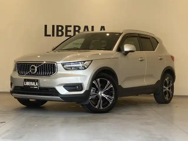 ボルボ ＸＣ４０ T4 AWD インスクリプション 熊本県 2018(平30)年 3.7万km ルミナスサンドメタリック ・スマートキー/・プッシュスタート/・City Safety/・レーンキープエイド/・ロードサインインフォメーション/・ドライバーアラート/・ハイビームアシスト/・パーキングアシスト/・クロストラフィックアラート/・ブラインドスポットモニター/・アクティブ・ペンディング・ライト/・衝突回避/・クルーズコントロール(追従式)/・茶革シート/・前席パワーシート/・前席シートヒーター /・ハンドルヒーター /・純正メモリナビ/　【Bluetooth・USB・AppleCarPlay・AndroidAuto】/・harman/kardonサウンドシステム/・フルセグTV/・全方位カメラ/・ETC/・パワーバックドア/・LEDヘッドランプ/・LEDフォグランプ/・純正マット/・純正バイザー