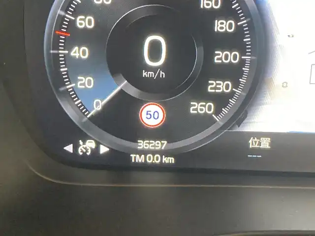 ボルボ ＸＣ４０ T4 AWD インスクリプション 熊本県 2018(平30)年 3.7万km ルミナスサンドメタリック ・スマートキー/・プッシュスタート/・City Safety/・レーンキープエイド/・ロードサインインフォメーション/・ドライバーアラート/・ハイビームアシスト/・パーキングアシスト/・クロストラフィックアラート/・ブラインドスポットモニター/・アクティブ・ペンディング・ライト/・衝突回避/・クルーズコントロール(追従式)/・茶革シート/・前席パワーシート/・前席シートヒーター /・ハンドルヒーター /・純正メモリナビ/　【Bluetooth・USB・AppleCarPlay・AndroidAuto】/・harman/kardonサウンドシステム/・フルセグTV/・全方位カメラ/・ETC/・パワーバックドア/・LEDヘッドランプ/・LEDフォグランプ/・純正マット/・純正バイザー