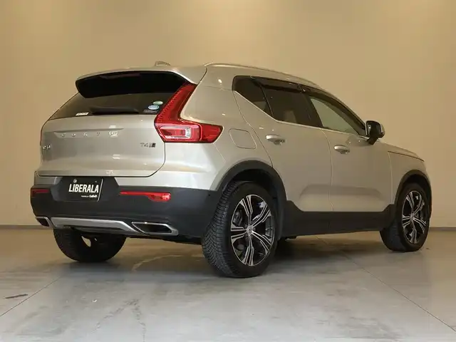 ボルボ ＸＣ４０ T4 AWD インスクリプション 熊本県 2018(平30)年 3.7万km ルミナスサンドメタリック ・スマートキー/・プッシュスタート/・City Safety/・レーンキープエイド/・ロードサインインフォメーション/・ドライバーアラート/・ハイビームアシスト/・パーキングアシスト/・クロストラフィックアラート/・ブラインドスポットモニター/・アクティブ・ペンディング・ライト/・衝突回避/・クルーズコントロール(追従式)/・茶革シート/・前席パワーシート/・前席シートヒーター /・ハンドルヒーター /・純正メモリナビ/　【Bluetooth・USB・AppleCarPlay・AndroidAuto】/・harman/kardonサウンドシステム/・フルセグTV/・全方位カメラ/・ETC/・パワーバックドア/・LEDヘッドランプ/・LEDフォグランプ/・純正マット/・純正バイザー