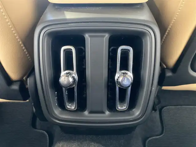 ボルボ ＸＣ４０ T4 AWD インスクリプション 熊本県 2018(平30)年 3.7万km ルミナスサンドメタリック ・スマートキー/・プッシュスタート/・City Safety/・レーンキープエイド/・ロードサインインフォメーション/・ドライバーアラート/・ハイビームアシスト/・パーキングアシスト/・クロストラフィックアラート/・ブラインドスポットモニター/・アクティブ・ペンディング・ライト/・衝突回避/・クルーズコントロール(追従式)/・茶革シート/・前席パワーシート/・前席シートヒーター /・ハンドルヒーター /・純正メモリナビ/　【Bluetooth・USB・AppleCarPlay・AndroidAuto】/・harman/kardonサウンドシステム/・フルセグTV/・全方位カメラ/・ETC/・パワーバックドア/・LEDヘッドランプ/・LEDフォグランプ/・純正マット/・純正バイザー